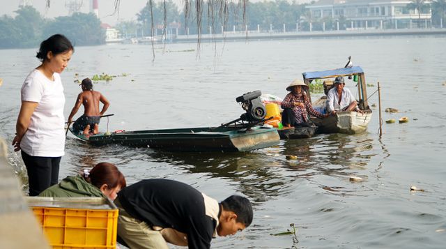 Người[-]thả[-]cá,[-]người[-]chờ[-]sẵn...[-]chích[-]điện[-]vợt[-]cá!